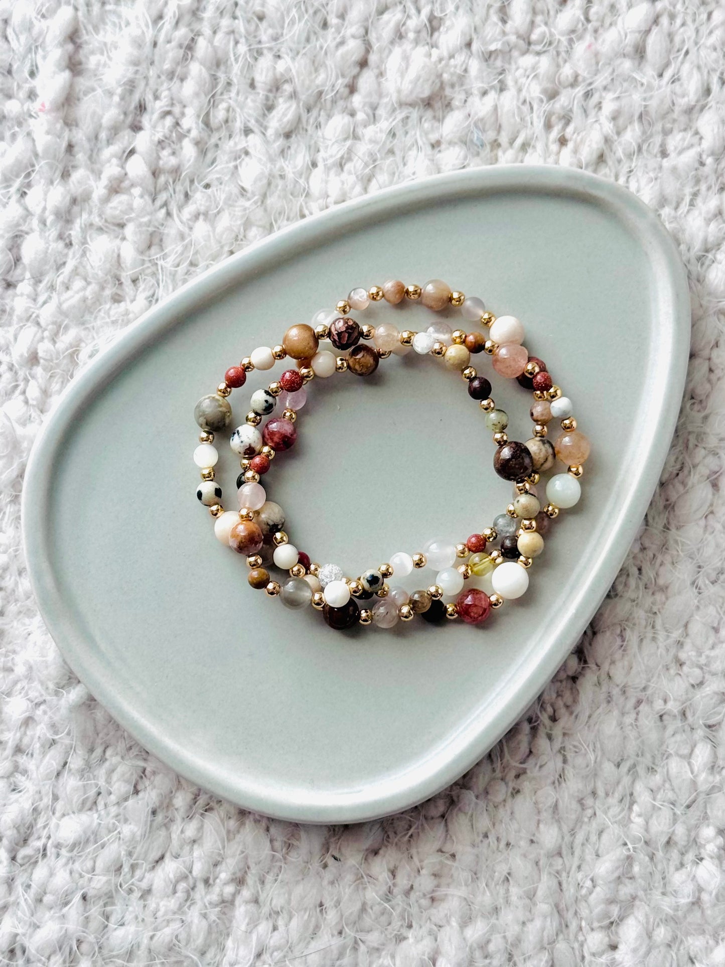 Neutral Mixed Gems + Gold (3-stack)