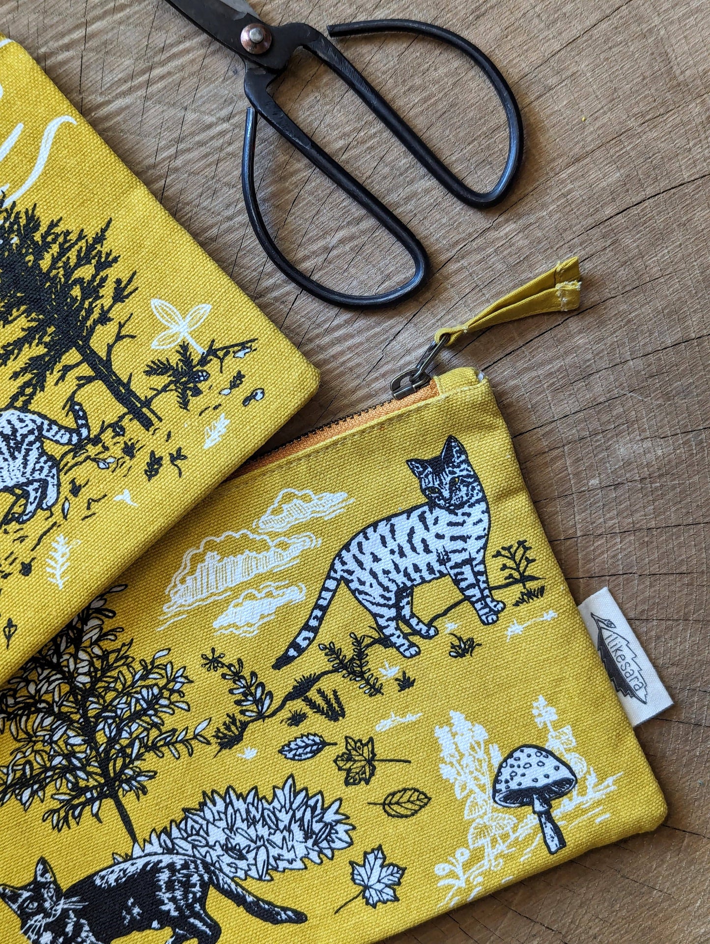 Zippered pouch | outside cats