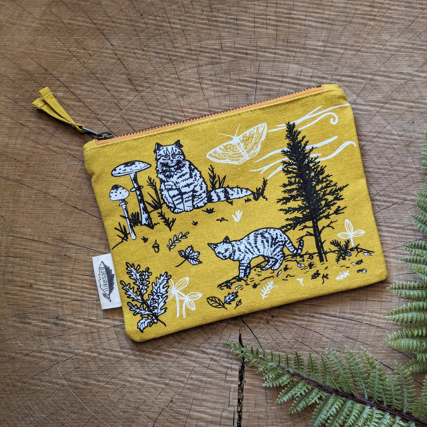 Zippered pouch | outside cats