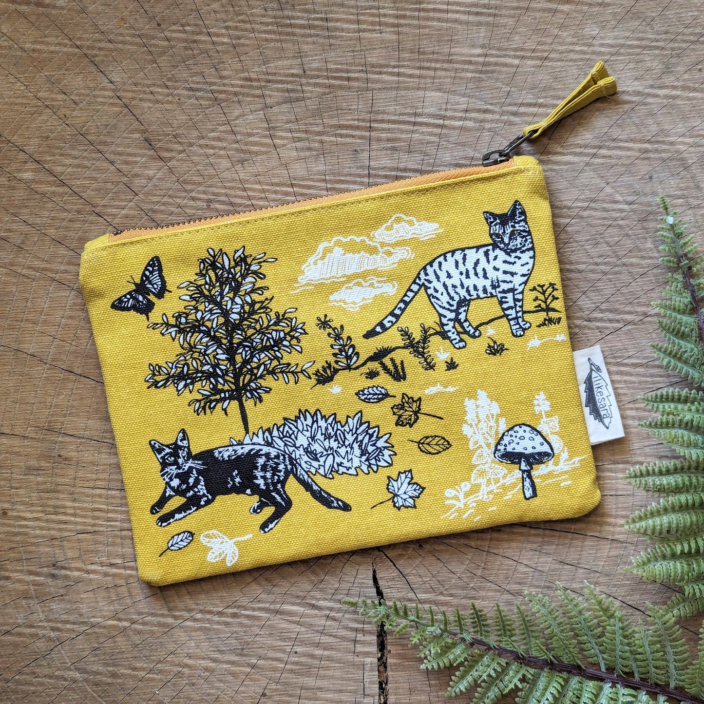 Zippered pouch | outside cats